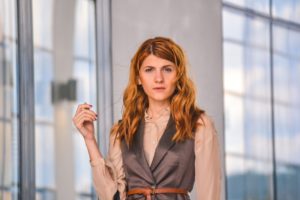 山賀萌子の顔写真(素顔)とwikiプロフと経歴！ローランドの秘書がかわいい！